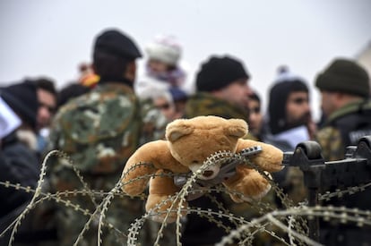 Detalle de un osito de peluche atrapado en el alambre de espino que marca la frontera entre Grecia y Macedonia, cerca de Gevgelija (Macedonia).