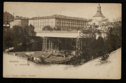 Foto de 1903 del primer viaducto sobre la calle Segovia, erigido en 1874 por Eugenio Barrón con una innovadora estructura de hierro y madera, dentro del proyecto de reforma general de la calle de Bailén que pretendía crear una gran avenida que uniese los conjuntos monumentales del Palacio Real y de la Basílica de San Francisco el Grande. Se demolió en 1932.