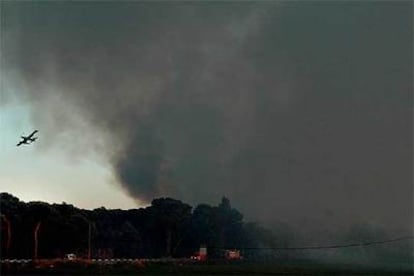 Una enorme columna de humo se formó ayer en el parque natural de L&#39;Albufera mientras los efectivos aéreos trabajaban para sofocar el fuego.