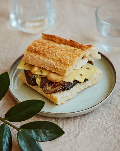 Bocadillo de calabacín y berenjena con queso curado y aceite de ajo confitado.