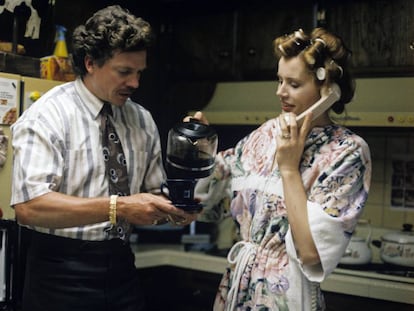 Geena Davis ofrece una taza de café recién hecho a Christopher McDonald en 'Thelma & Louise' (1991).