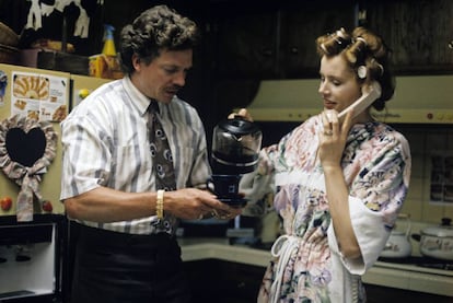 Geena Davis ofrece una taza de café recién hecho a Christopher McDonald en 'Thelma & Louise' (1991).