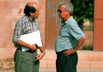 Manuel Llorente, a la izquierda, departe con quien era su jefe, Paco Roig, cuando este era el presidente del Valencia.