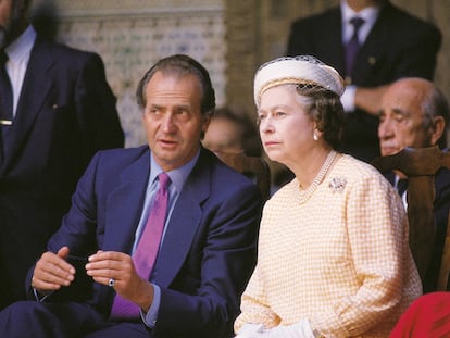 Juan Carlos I e Isabel II, en los Reales Alcázares de Sevilla, en 1988.