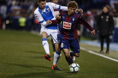 Takashi Inui trata de irse de Ezequiel Muñoz.