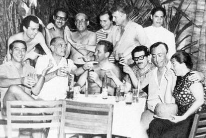 Acapulco, 1965: Gabriel García Márquez (con gafas, sentado), Luis Alcoriza, sentado a la izquierda, y, a su derecha, Luis Buñuel.