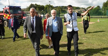 Jeremy Corbyn visita las instalaciones de los equipos de emergencia en la ciudad de Whaley Bridge, en el Norte de Inglaterra. 