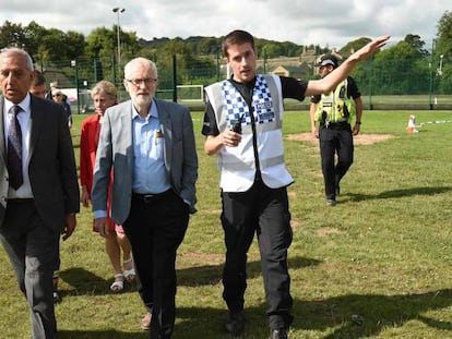 Jeremy Corbyn visita las instalaciones de los equipos de emergencia en la ciudad de Whaley Bridge, en el Norte de Inglaterra. 