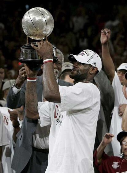 LeBron James, con el trofeo de la Conferencia Este, tras batir a Detroit.