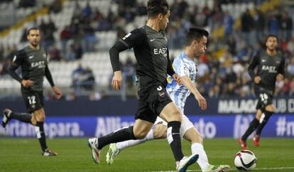 Juanpi recorta para anotar el primer gol del Málaga.