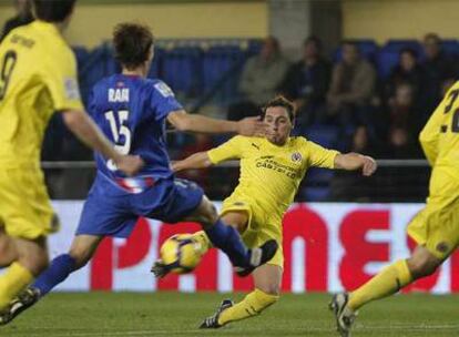 Cazorla dispara ante Rafa y consigue el segundo gol del Villarreal.