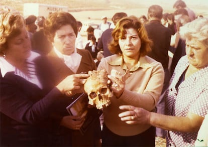 Inhumación de restos de represaliados en el cementerio de Milagro (Navarra), el 15 de abril de 1979. En la fotografía, incluida en el archivo digital navarro, unas vecinas sostienen un cráneo con un agujero de bala hallado en la fosa de la Venta de Arlás (Peralta).