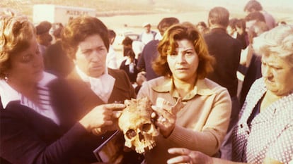 Inhumación de restos de represaliados en el cementerio de Milagro (Navarra), el 15 de abril de 1979. En la fotografía, incluida en el archivo digital navarro, unas vecinas sostienen un cráneo con un agujero de bala hallado en la fosa de la Venta de Arlás (Peralta).