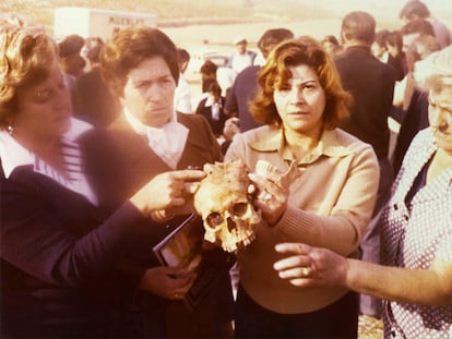 Inhumación de restos de represaliados en el cementerio de Milagro (Navarra), el 15 de abril de 1979. En la fotografía, incluida en el archivo digital navarro, unas vecinas sostienen un cráneo con un agujero de bala hallado en la fosa de la Venta de Arlás (Peralta).