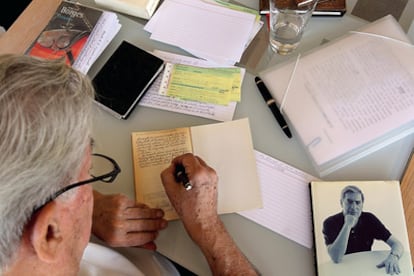 Mario Vargas Llosa trabaja en su casa de Nueva York.