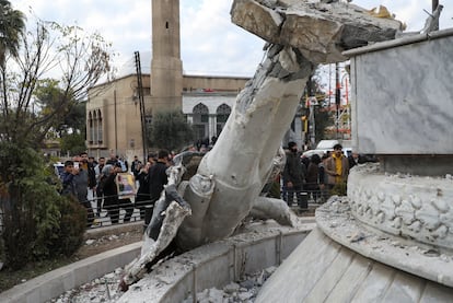 Estatua del expresidente sirio Hafez al Asad en Qamishli, este domingo.