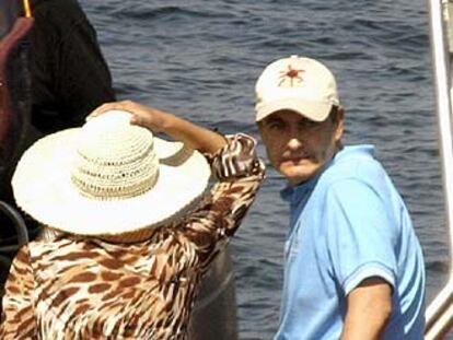 Rodríguez Zapatero y su esposa, de espaldas, ayer por la mañana en La Graciosa.