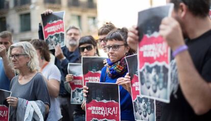 Militantes de la CUP, con carteles a favor de la república.