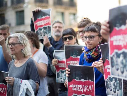 Militantes de la CUP, con carteles a favor de la rep&uacute;blica.