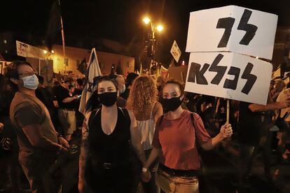 Ravid Shlomit, derecha (apellido figurado, a petición suya), de 25 años. Diseñadora gráfica en Tel Aviv. Ha venido varias veces a manifestarse en Jerusalén contra Netanyahu. Votó por última vez a Meretz (izquierda pacifista). En su cartel se lee:"Vete a la cárcel".