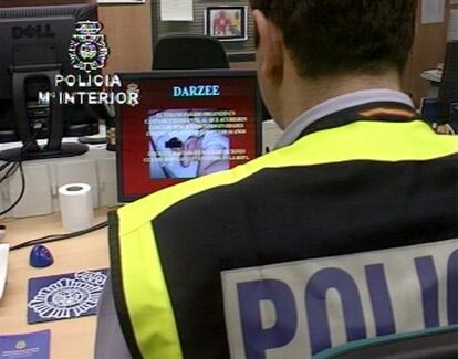 Un agent de policia observa imatges de pornografia infantil incautades.