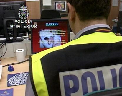 Un agent de policia observa imatges de pornografia infantil incautades.