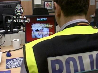 Un agent de policia observa imatges de pornografia infantil incautades.