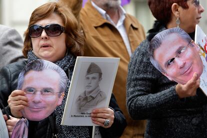 Familiares de víctimas del franquismo se concentraron  ante las puertas del Consejo General del Poder Judicial (CGPJ).