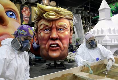 Figura gigante del presidente de EE UU, Donald Trump, durante los preparativos del carnaval en Niza (Francia).