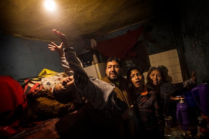 Una familia afectada por la covid-19 en una villa miseria de Buenos Aires, Argentina.