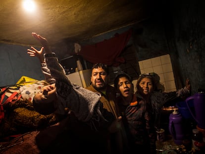 Una familia afectada por la covid-19 en una villa miseria de Buenos Aires, Argentina.