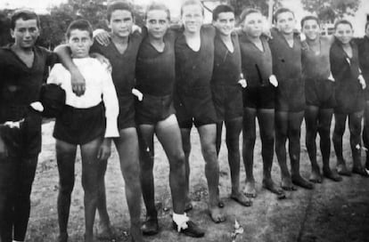 Ruperto Sagasti, primero por la izquierda, junto a otros niños de la guerra en Odessa en 1937.