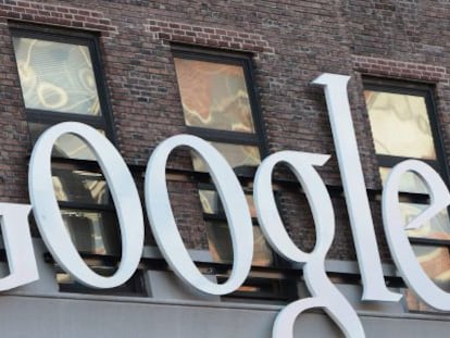 El logo de Google en la sede de la firma en Nueva York (EEUU).