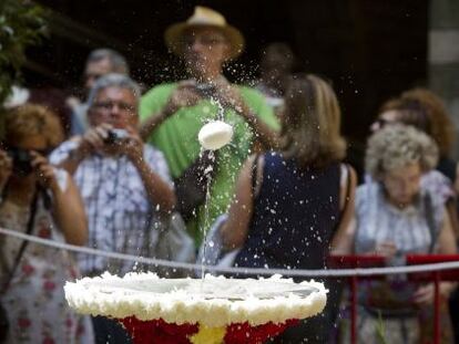 'L'ou com balla' es una de las celebraciones mas singulares de Barcelona por la festividad del Corpus Christi desde 1637.