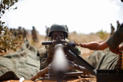 Un soldado brasileño apunta una ametralladora durante los ejercicios de "Operación Formosa", presenciadas en persona por Bolsonaro el pasado miércoles.