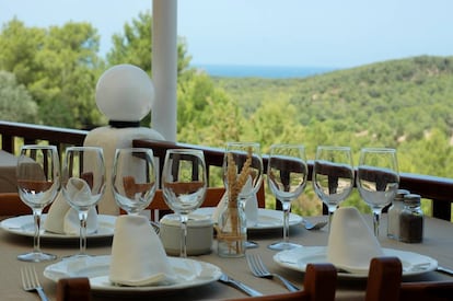 Terraza del restaurante S&#039;Espartar, en Ibiza. 