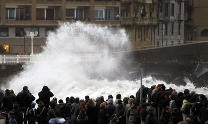 <b>Curiosos contemplando las olas</b>. El fuerte oleaje se ha convertido en las últimas semanas en un pasatiempo para algunos vecinos de la ciudad, que se acercan al punte de Kursaal para ver de cerca los efectos del temporal.