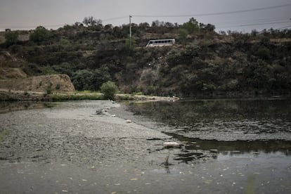 Agua estancada en la planta potabilizadora de la presa Madín. Los expertos advierten que el agua de las presas alternativas como Madín o Guadalupe tiene unos niveles muy altos de contaminación.