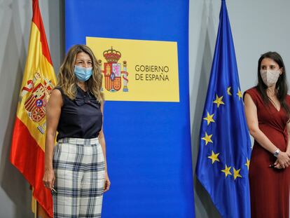 La ministra de Trabajo, Yolanda Díaz (izquierda), y de Igualdad, Irene Montero, este jueves en Madrid.