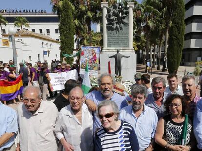 Personalidades en el 80º aniversario de la muerte de Blas Infante, en Sevilla.