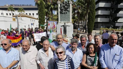 Personalidades en el 80º aniversario de la muerte de Blas Infante, en Sevilla.