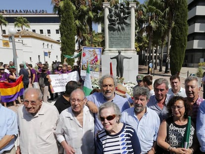 Personalidades en el 80º aniversario de la muerte de Blas Infante, en Sevilla.