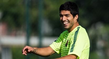 Luis Suarez sonr&iacute;e en un entrenamiento. 