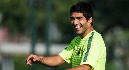 Luis Suarez somriu en un entrenament.