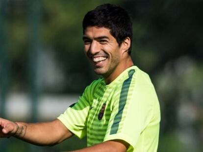 Luis Suarez sonr&iacute;e en un entrenamiento. 