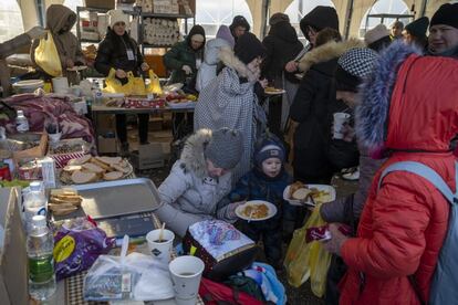 Para sobrellevar las horas de espera bajo un frío paralizante, voluntarios reparten comidas calientes en el complejo habilitado por las autoridades a modo de intercambiador de tránsito entre Ucrania, Moldavia y Rumanía. Este es uno de los servicios que ahora apoya la ONG Acción contra el Hambre.