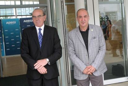 El presidente de Adegi, Pello Guibelalde, y el diputado general Martin Garitano, en mayo del año pasado.
