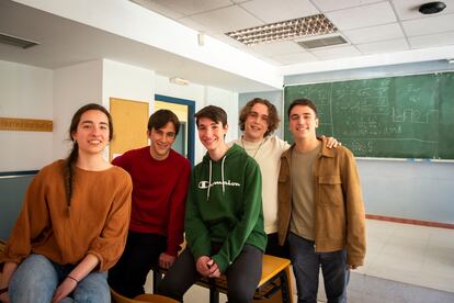 Paula España, Daniel Ferrera, Adrián Medina, Álvaro Mandado y David Álvarez, estudiantes de primero del doble grado en Matemáticas y Física de la Universidad Complutense de Madrid.