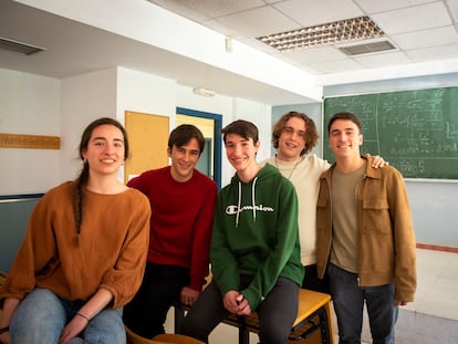 Paula España, Daniel Ferrera, Adrián Medina, Álvaro Mandado y David Álvarez, estudiantes de primero del doble grado en Matemáticas y Física de la Universidad Complutense de Madrid.