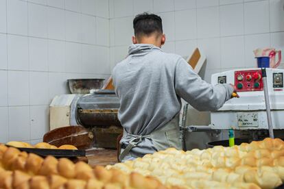 Una persona liberada en una capacitación de panadería, en Montevideo.